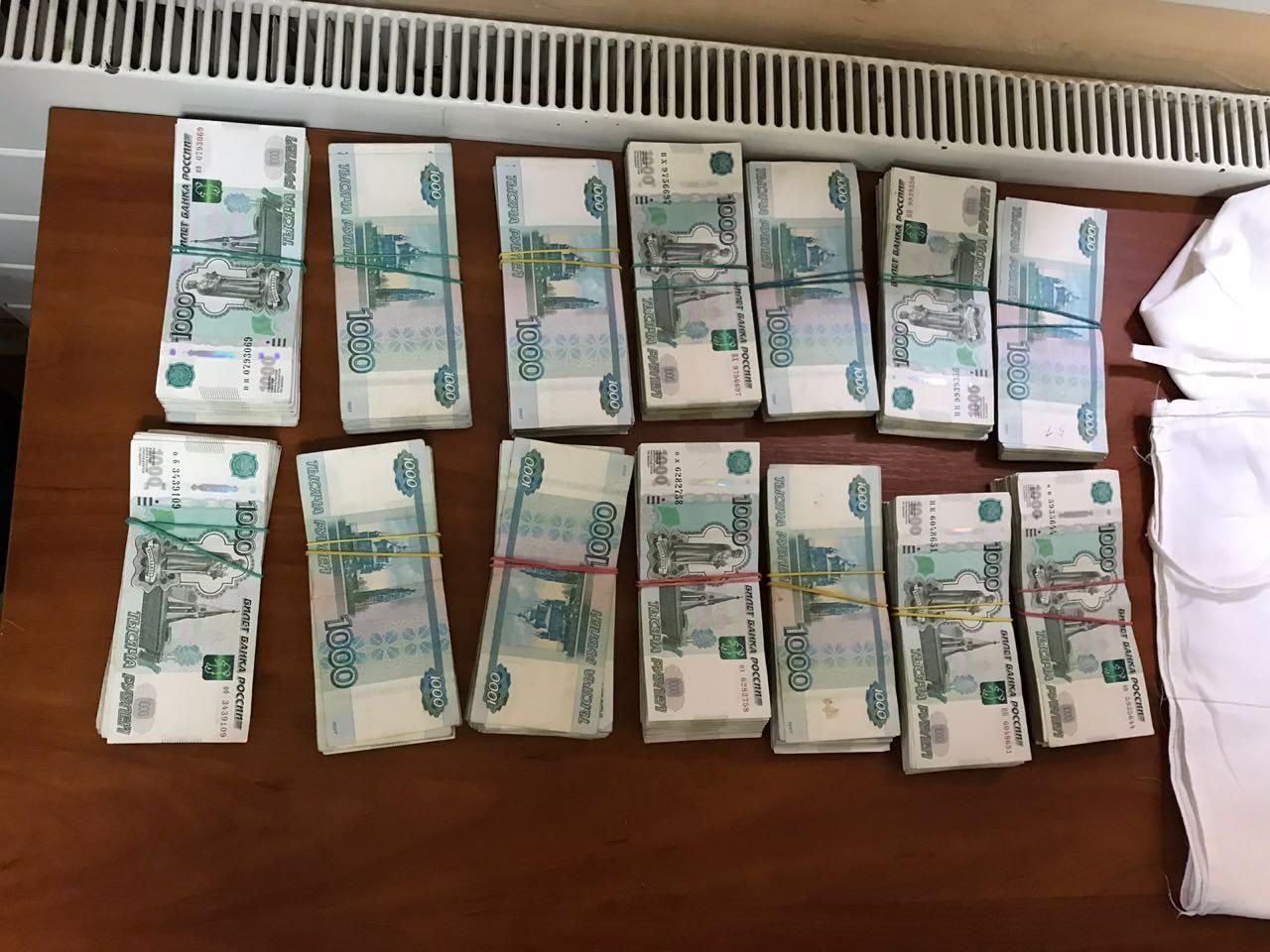 Трое украинцев несли под одеждой три миллиона рублей в Россию Трое украинцев несли под одеждой три миллиона рублей в Россию