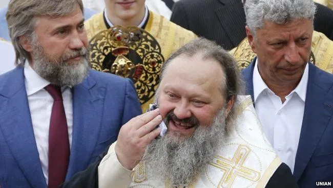 Настоятель Києво-Печерської лаври архієпископ УПЦ (МП) Павло (посередині) і народні депутати від 