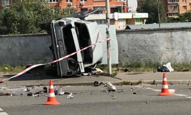 В Киеве "Волга" влетела в толпу людей, есть пострадавшие: фото и видео