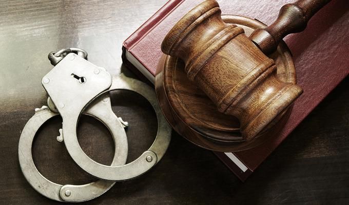 Під арешт взяли спійманого на великому хабарі старшого слідчого ГПУ Під арешт взяли спійманого на великому хабарі старшого слідчого ГПУ