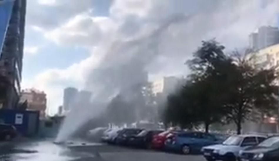 В центре Киева забил мощный "гейзер": видео с места инцидента В центре Киева забил мощный "гейзер": видео с места инцидента