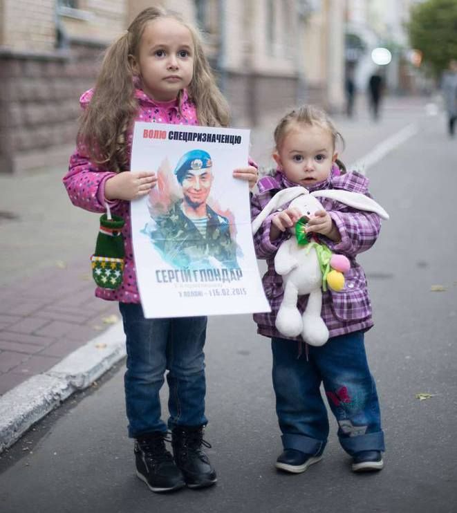 Дочка прячет письма от папы под подушкой, – жена военнопленного