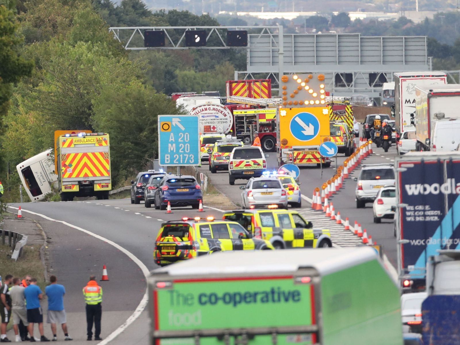 Через ДТП із автобусом в Англії постраждала 41 людина: деталі
