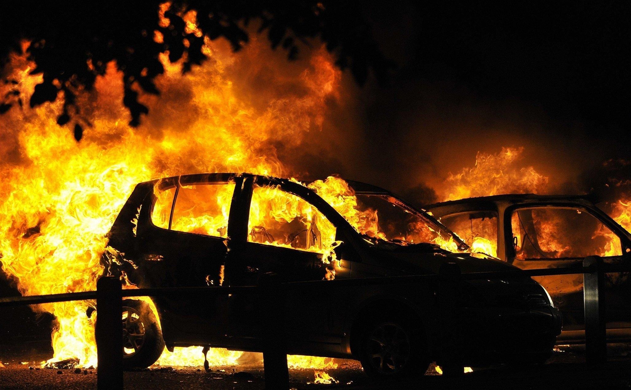 У містах Швеції невідомі у масках підпалили десятки автомобілів: відео 