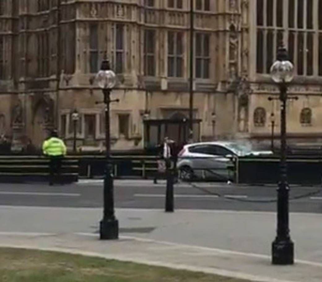 В ограждение возле парламента Британии въехал автомобиль: водителя задержали