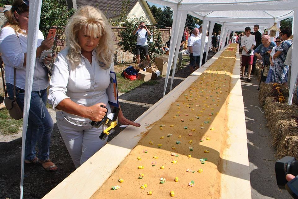 У Рівному спекли найбільший торт-медовик в Україні: вражаючі фото рекордсмена У Рівному спекли найбільший торт-медовик в Україні: вражаючі фото рекордсмена