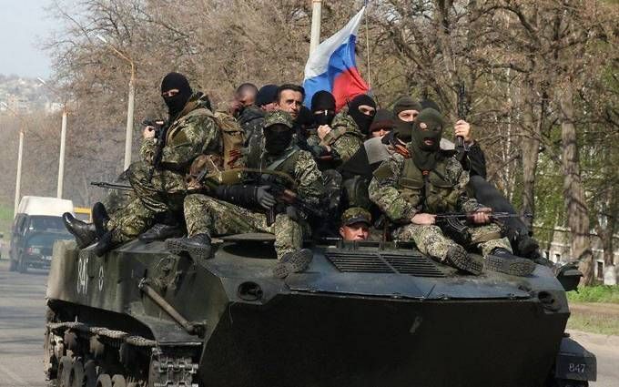 Для чого Путін стягує війська і зброю на Донбас
