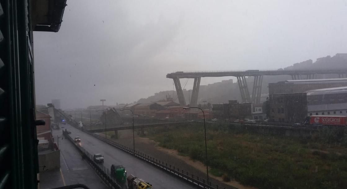 На півночі Італії в Генуї обвалився автомобільний міст: фото і відео На півночі Італії в Генуї обвалився автомобільний міст: фото і відео