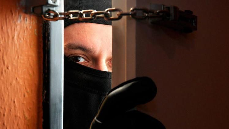 В Киеве полицейские с поличным поймали троих грабителей-гастролеров В Киеве полицейские с поличным поймали троих грабителей-гастролеров