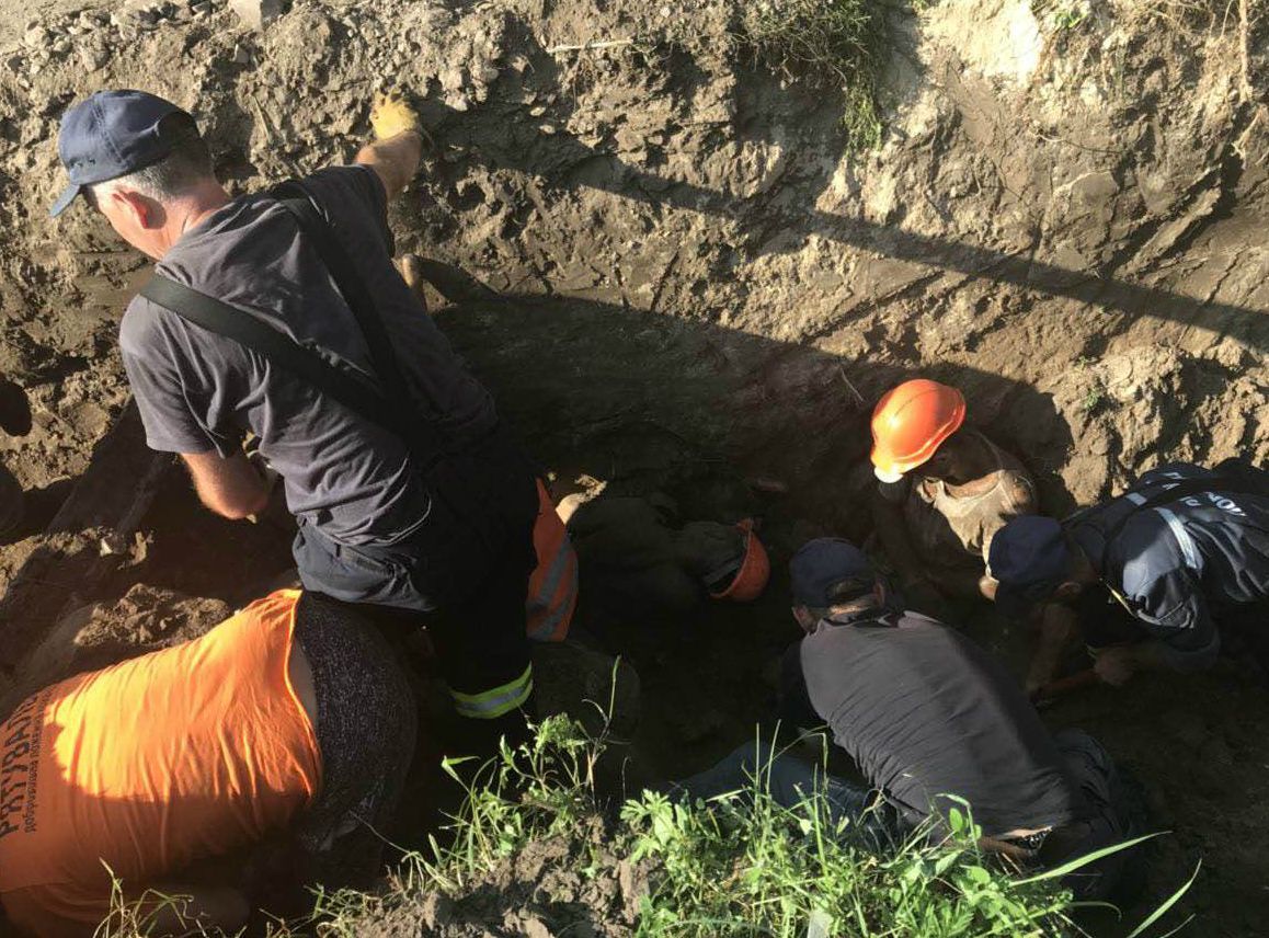 В Борисполе двух рабочих "Киевоблэнерго" засыпало землей в котловане: один погиб
