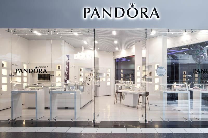 Акції Pandora критично впали: компанія звільняє працівників