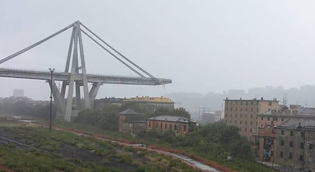 Обвал мосту в Італії: очевидці стверджують, що у нього влучила блискавка