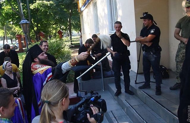 В Одессе священники УПЦ МП попытались проникнуть на территорию Военной академии: фото