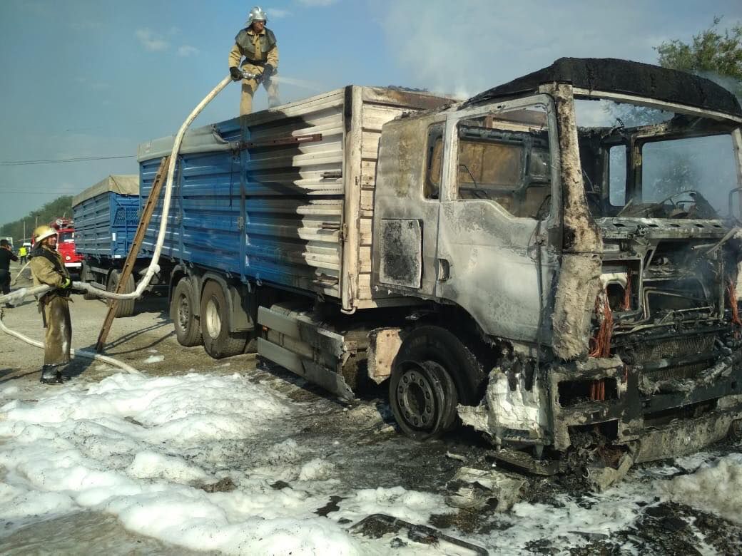 На трассе Днепр – Николаев на ходу загорелся грузовик: фото