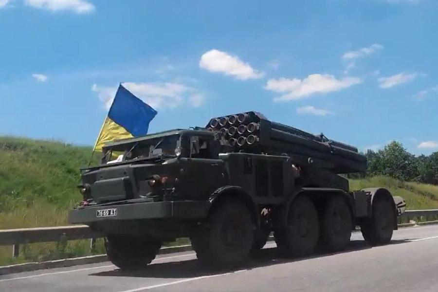 Военные в зоне ООС проверили готовность "Ураганов": впечатляющее видео