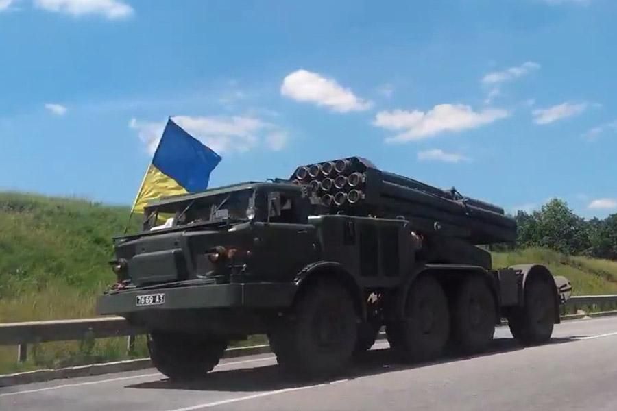 Военные в зоне ООС проверили готовность "Ураганов": впечатляющее видео Военные в зоне ООС проверили готовность "Ураганов": впечатляющее видео