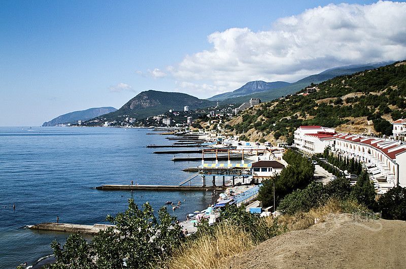 Сезон закінчився, не розпочавшись: промовисті фото із порожніх пляжів Алушти Сезон закінчився, не розпочавшись: промовисті фото із порожніх пляжів Алушти