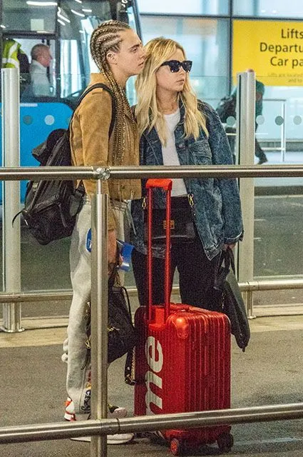 Кара Делевінь та Ешлі Бенсон Кара Делевінь та Ешлі Бенсон