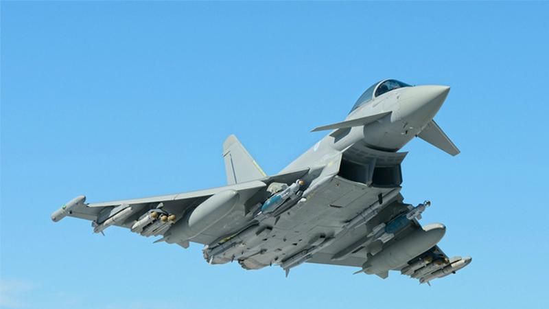 Великобританія підняла у повітря винищувачі для супроводження російських літаків 