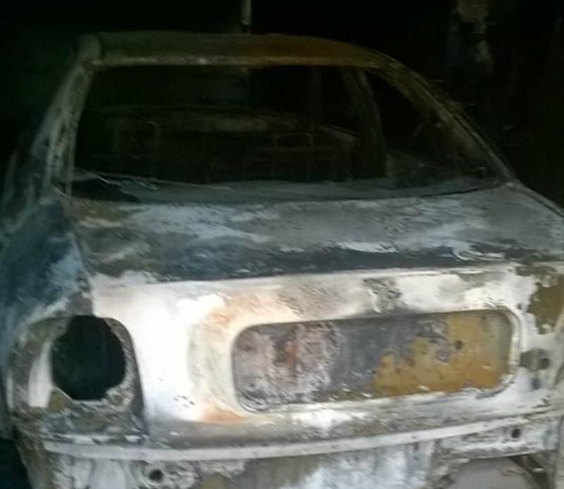 На Сумщині невідомі підпалили будівлю та автомобілі депутатки