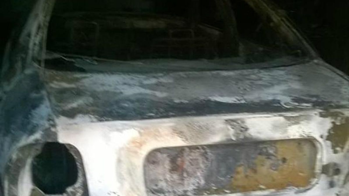 На Сумщине неизвестные подожгли здание и автомобили депутата