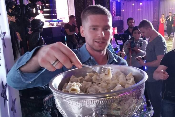 Российский хоккеист ел пельмени из Кубка Стэнли