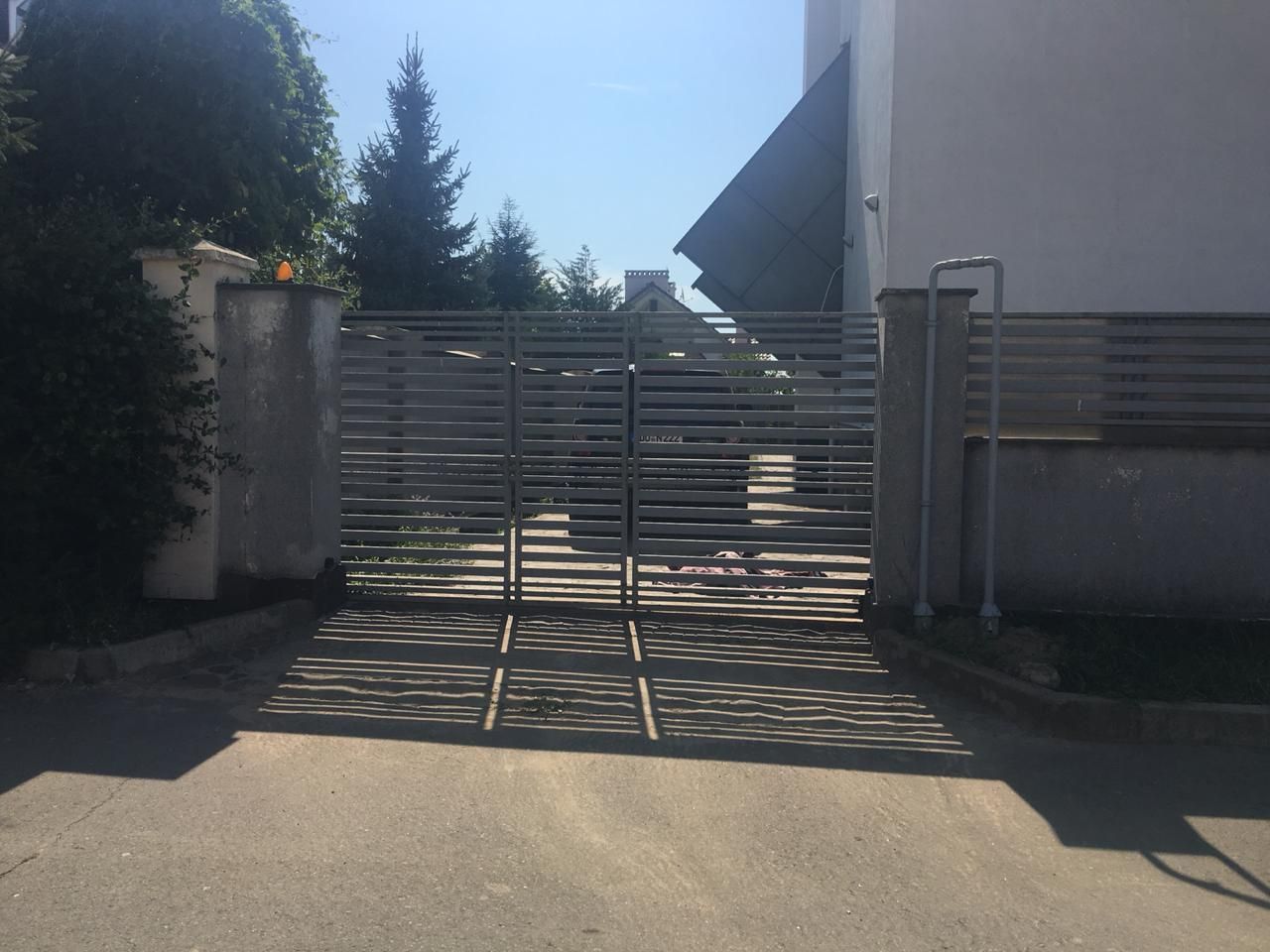 Металеві двері придавили 6-річного хлопчика на Одещині Металеві двері придавили 6-річного хлопчика на Одещині