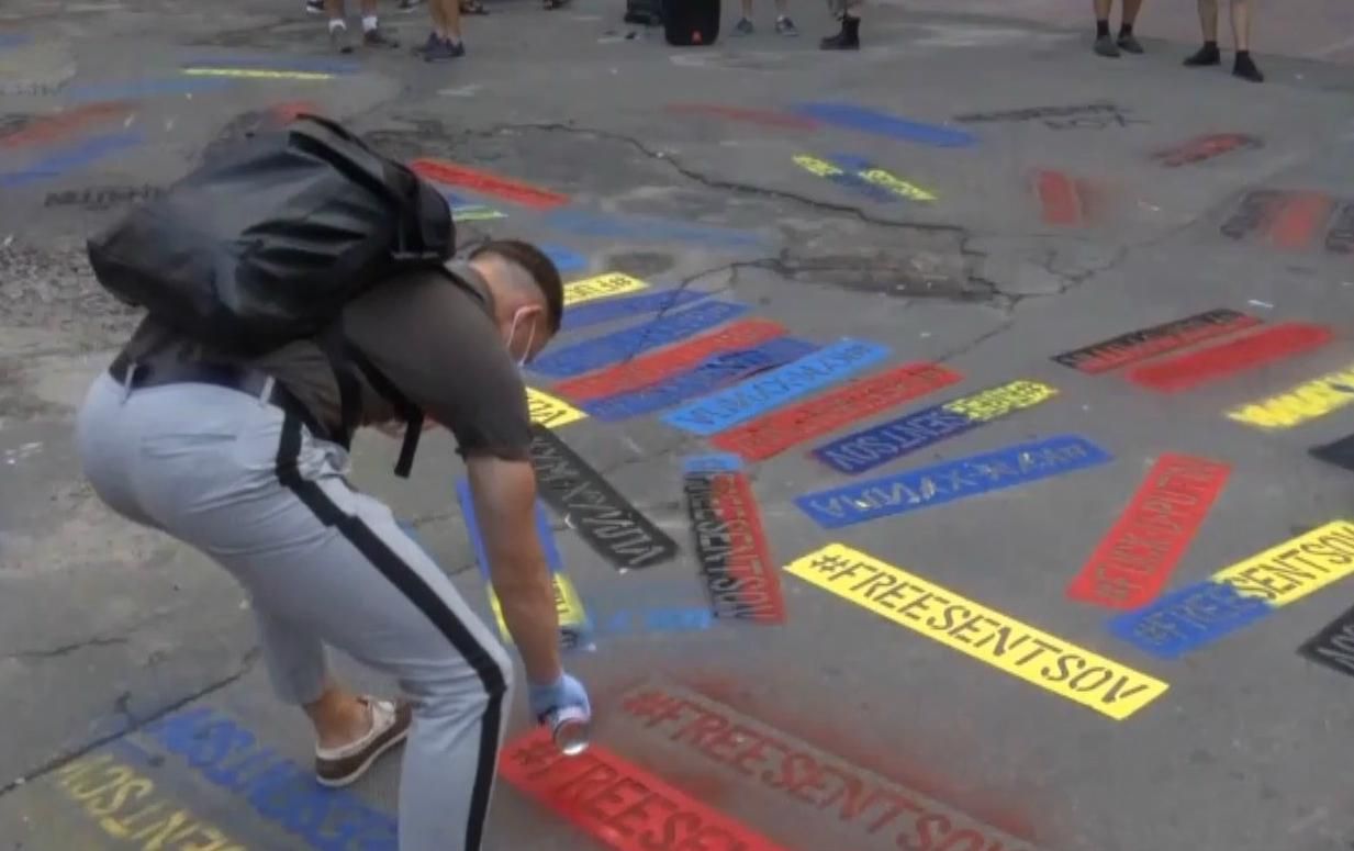 Згадали і про Стуса: активісти обмалювали асфальт під стінами офісу скандального Медведчука Згадали і про Стуса: активісти обмалювали асфальт під стінами офісу скандального Медведчука