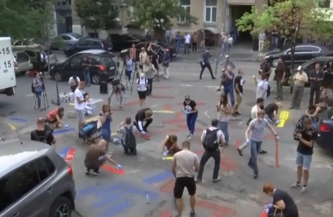 Активісти обмальовували асфальт під стінами офісу Віктора Медведчука Активісти обмальовували асфальт під стінами офісу Віктора Медведчука