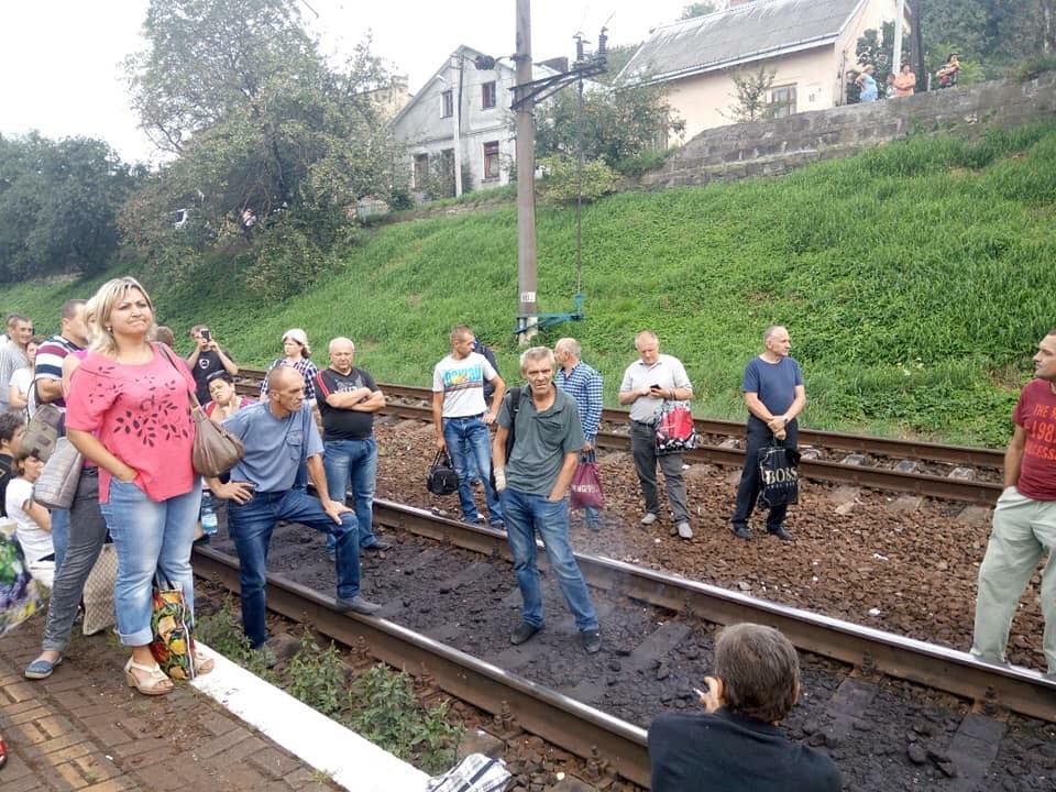 Пасажири знову перекрили рух електрички на Львівщині: фото