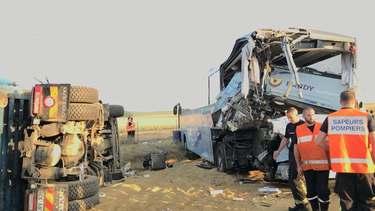 Авария со школьным автобусом во Франции: пострадало много детей, двое – в тяжелом состоянии Авария со школьным автобусом во Франции: пострадало много детей, двое – в тяжелом состоянии