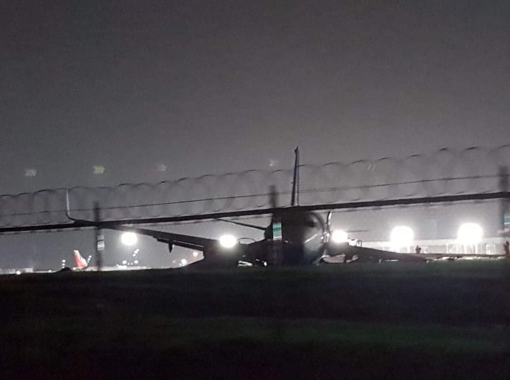 У літака китайського авіаперевізника під час посадки відірвався двигун