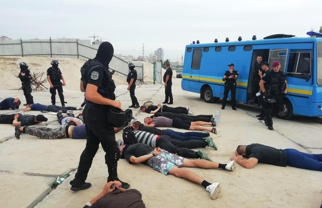 У Києві правоохоронці затримали 40 озброєних молодиків: подробиці