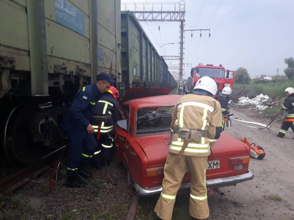 Смертельна ДТП на Хмельниччині: водій легковика розбився об поїзд