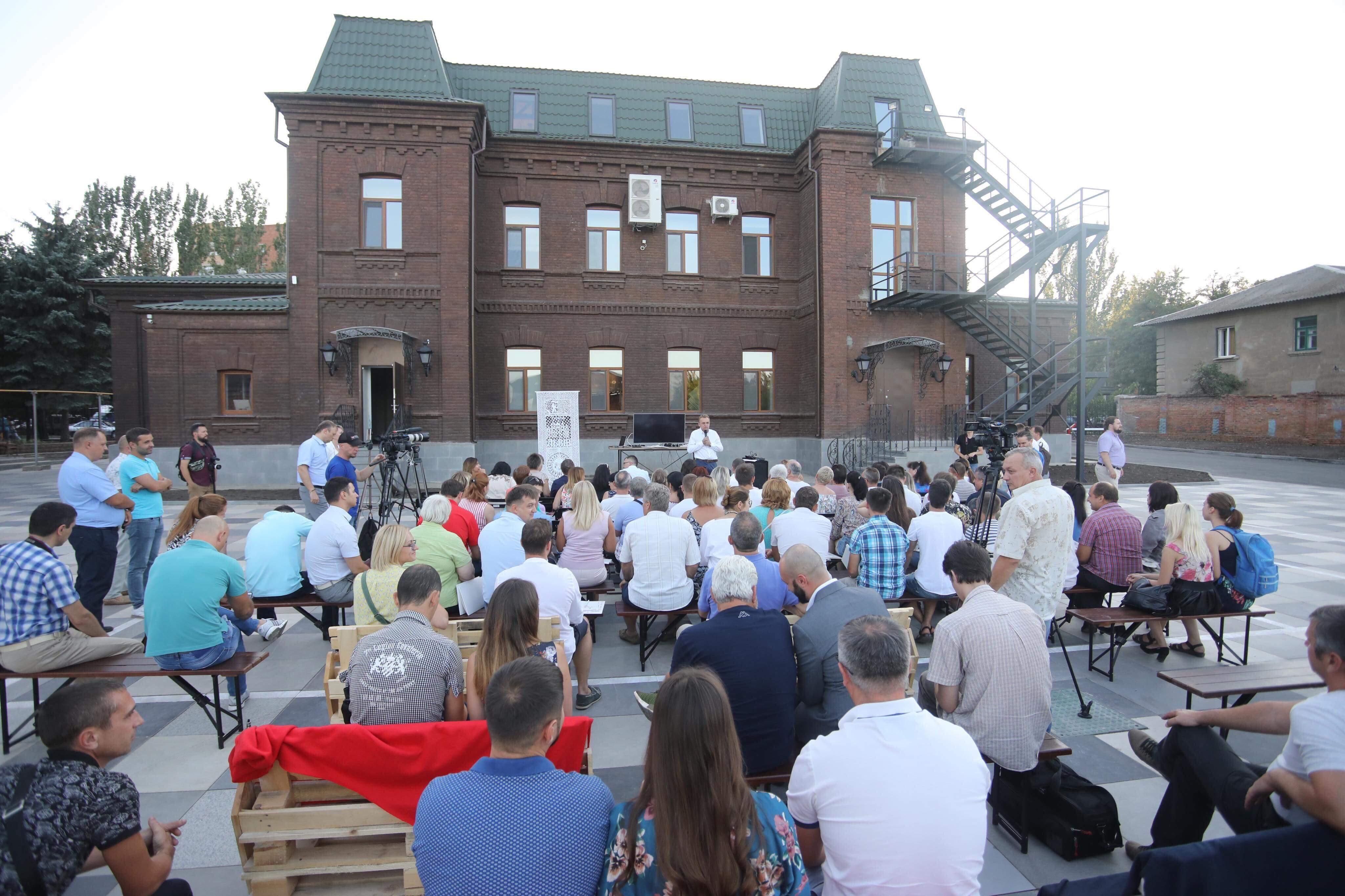 У Слов'янську невідомі спробували зірвати зустріч Садового з громадою У Слов'янську невідомі спробували зірвати зустріч Садового з громадою