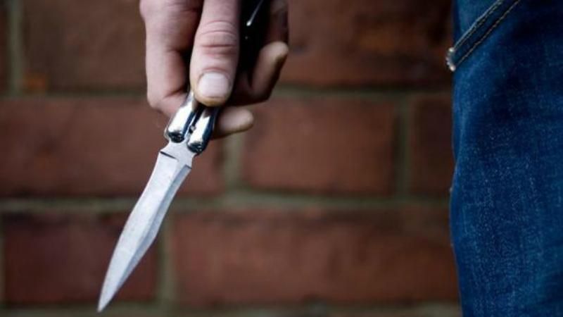 У Львові хлопець вдарив поліцейського ножем у груди