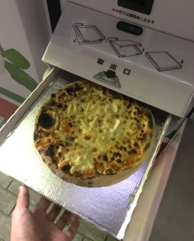 Автомат сам готує та запаковує піцу