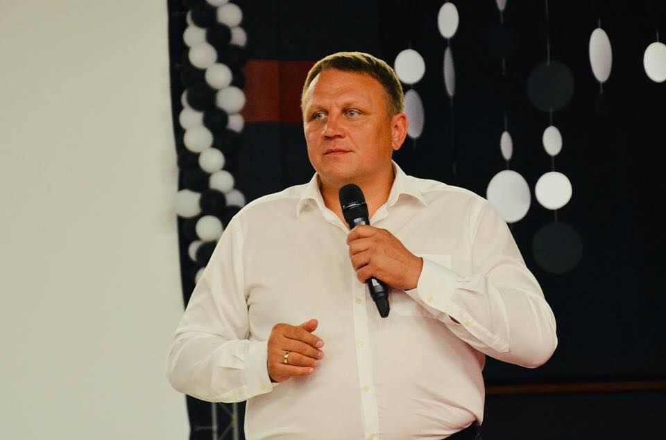 Ноу-хау підкупу виборців: кандидат в президенти розігрує відпочинок у Карпатах Ноу-хау підкупу виборців: кандидат в президенти розігрує відпочинок у Карпатах