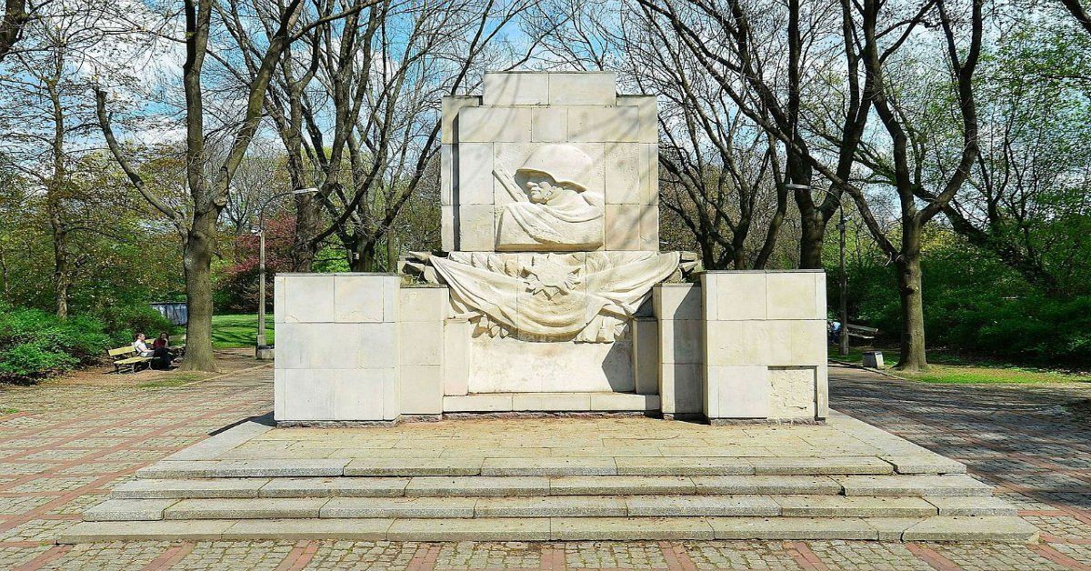 В Польше демонтируют памятник советским солдатам