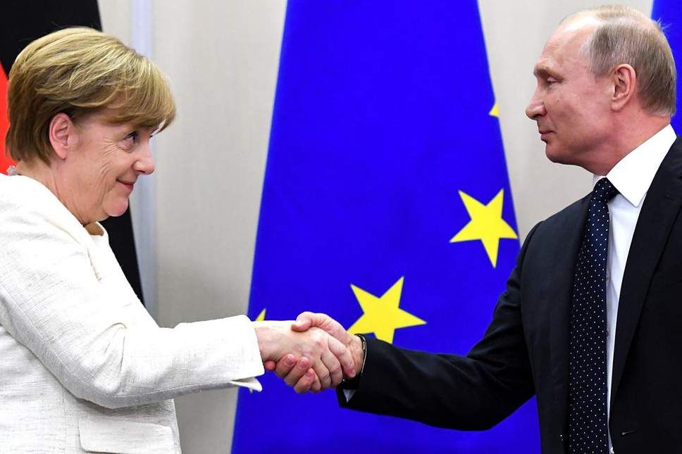 Меркель подстраховывается, а Путин пользуется моментом, – эксперт о встрече двух лидеров