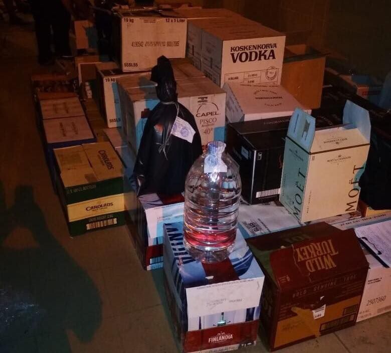 В Киеве разоблачили девушку, которая продавала контрафактный "элитный" алкоголь через соцсети