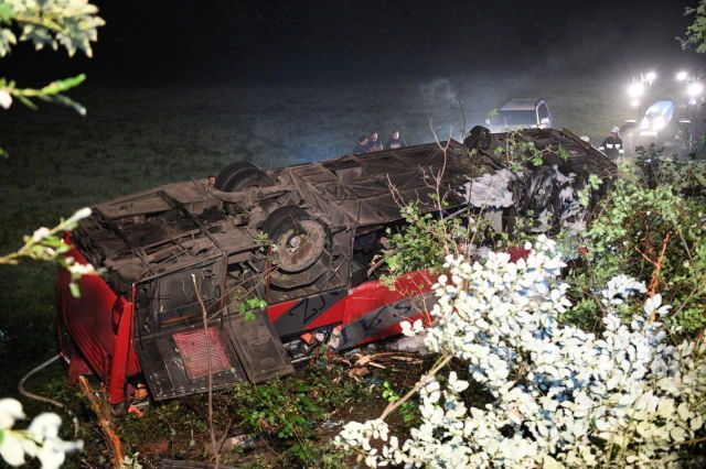 У Польщі перекинувся автобус з українським номерами: три людини загинули, десятки постраждалих 