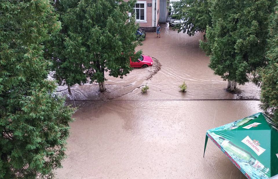 Сильна злива затопила вулиці Рахова: фото і відео