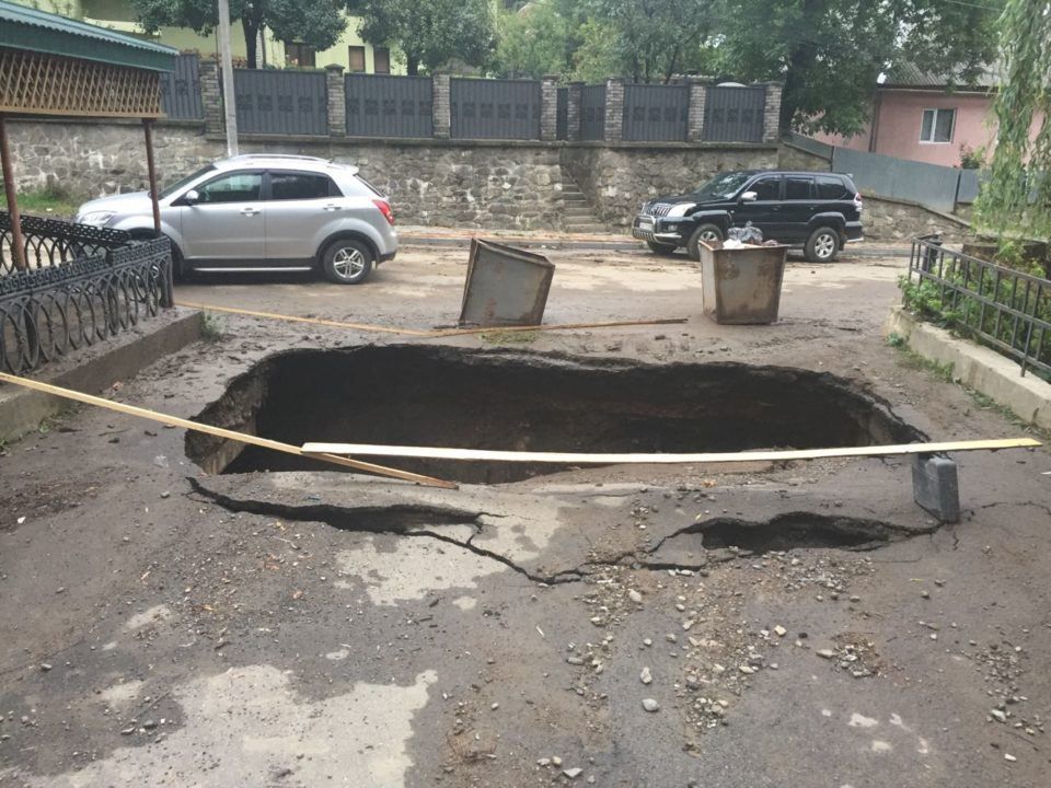 На Закарпатті потужна злива зруйнувала міст: фото На Закарпатті потужна злива зруйнувала міст: фото