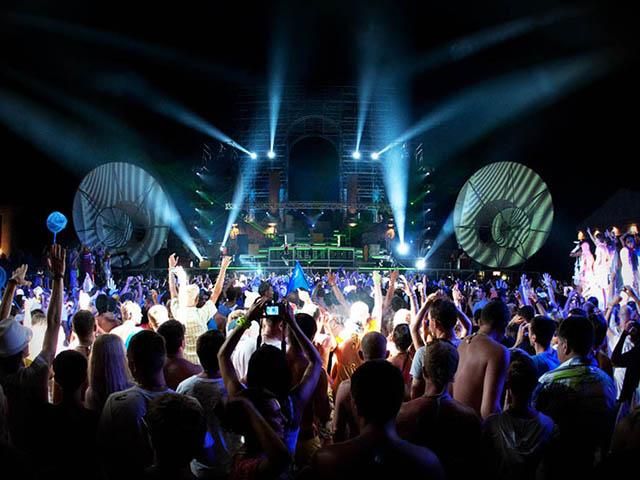 "Рио-де-Поповка" потихоньку умирает: что осталось от родины "КаZантипа" "Рио-де-Поповка" потихоньку умирает: что осталось от родины "КаZантипа"