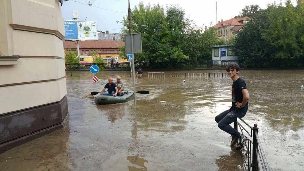 Затопленный Львов: как город приходит в себя после непогоды Затопленный Львов: как город приходит в себя после непогоды