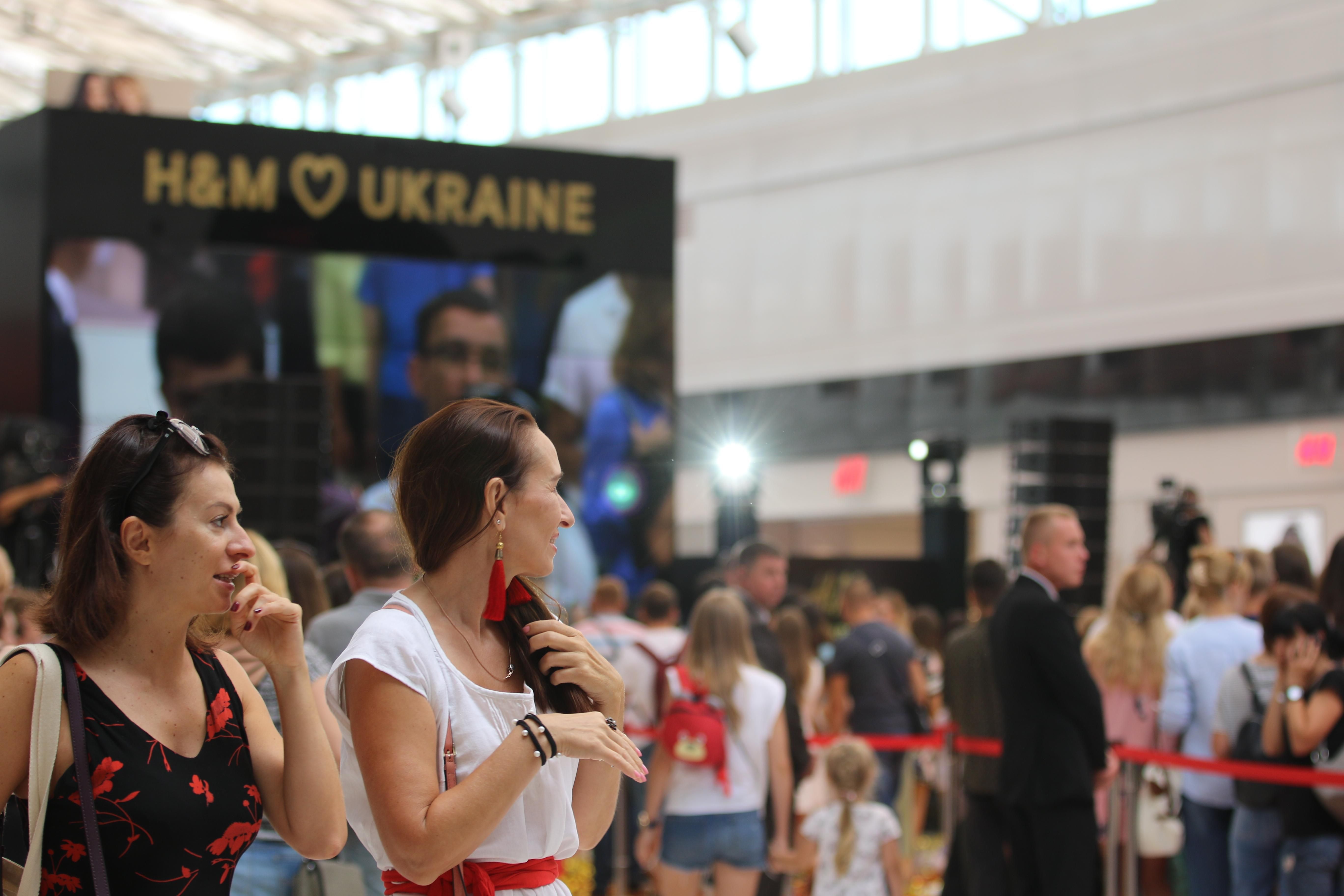 Открытие магазина H&M вызвало огромные пробки на выезде из Киева
