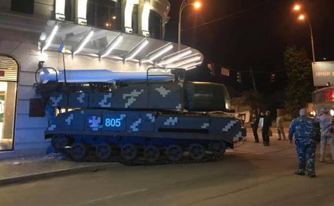 У Києві зенітна установка "Бук" врізалася у торговий центр: фото У Києві зенітна установка "Бук" врізалася у торговий центр: фото