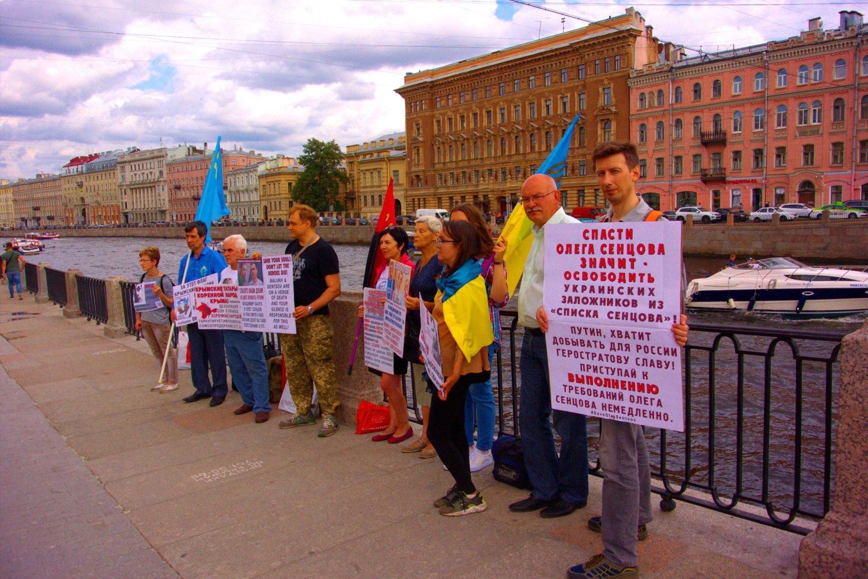В российских городах прошли пикеты в поддержку украинских политзаключенных из "списка Сенцова" В российских городах прошли пикеты в поддержку украинских политзаключенных из "списка Сенцова"