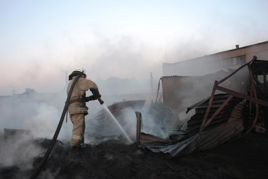 Масштабный пожар в Запорожье на предприятии по переработке резины: горели автомобильные шины